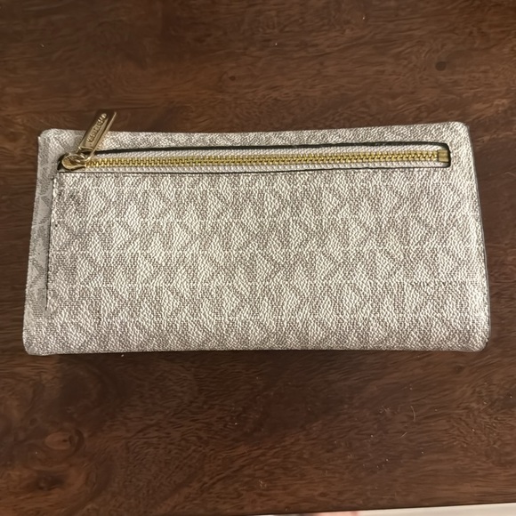 White trifold wallet - Picture 2 of 4